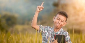 menino agradecendo a Deus